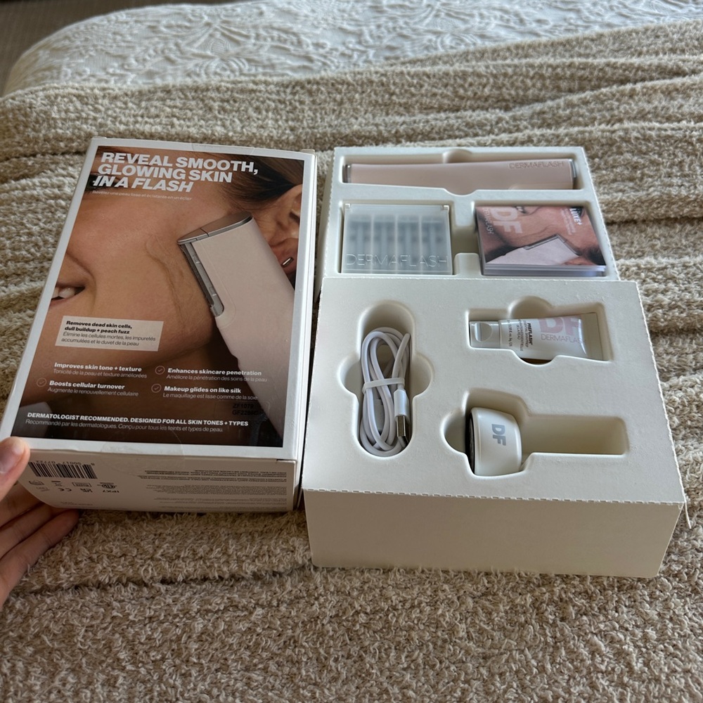 DERMAFLASH LUXE+
Sonic Dermaplaning + Peach Fuzz Removal Set
